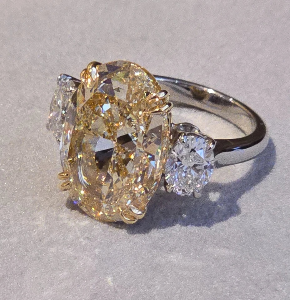 Anillo de 3 piedras con diamantes amarillo claro ovalado de 11,38 quilates GIA en platino/18 quilates- CF