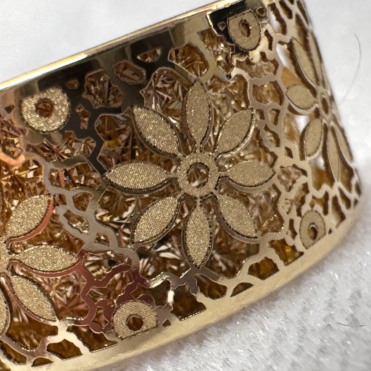 14K YELLOW GOLD - FLORAL OVERLAY LIGHT WEIGHT RING / 1758 AR