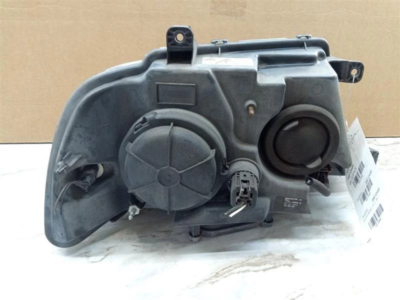 Used Left Headlight Assembly fits: 2005 Lincoln Navigator xenon HID headlamps Le - Image 3 of 4