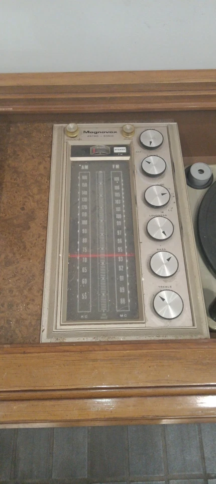 Magnavox Astro-Sonic Stereo AM-FM Tuner with Built-In Amplifier - Image 3 of 4