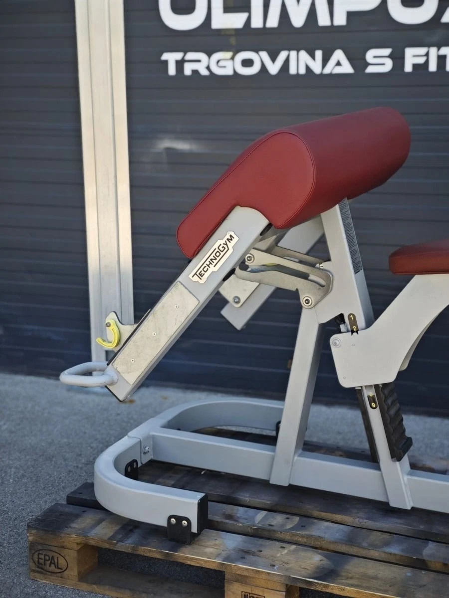 Technogym Pure Strength Scott Bench – Scottbank für Bizepscurls – Rot
