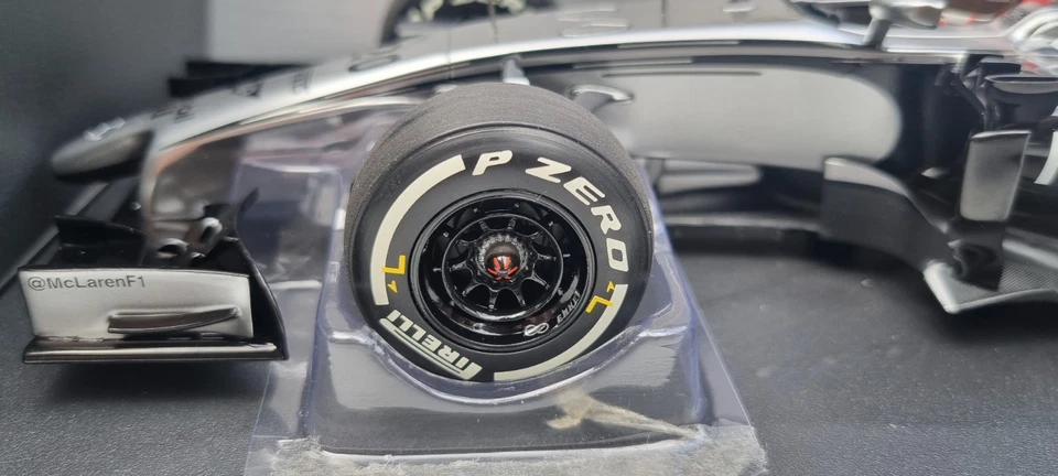 McLaren Mercedes MP4-29 K.Magnussen 2014 GP de Australia 3º 1:18 Foto 4 de 4