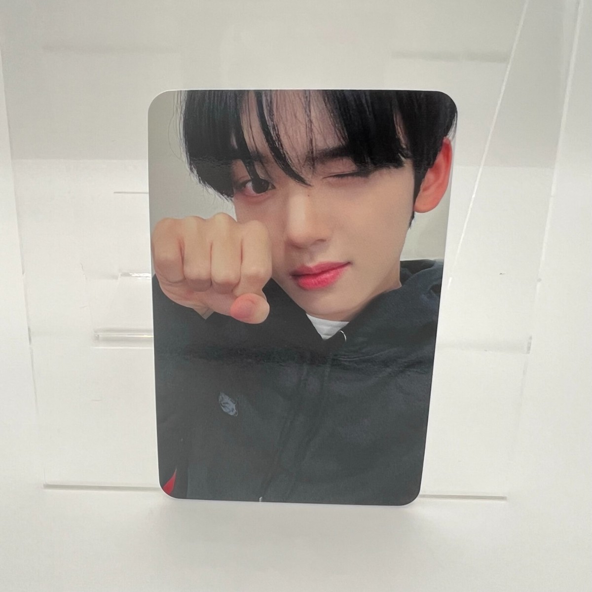 ZEROBASEONE yujin cat hands melting point apple music selfie ZEROBASEONE yujin cat hands melting point apple music selfie