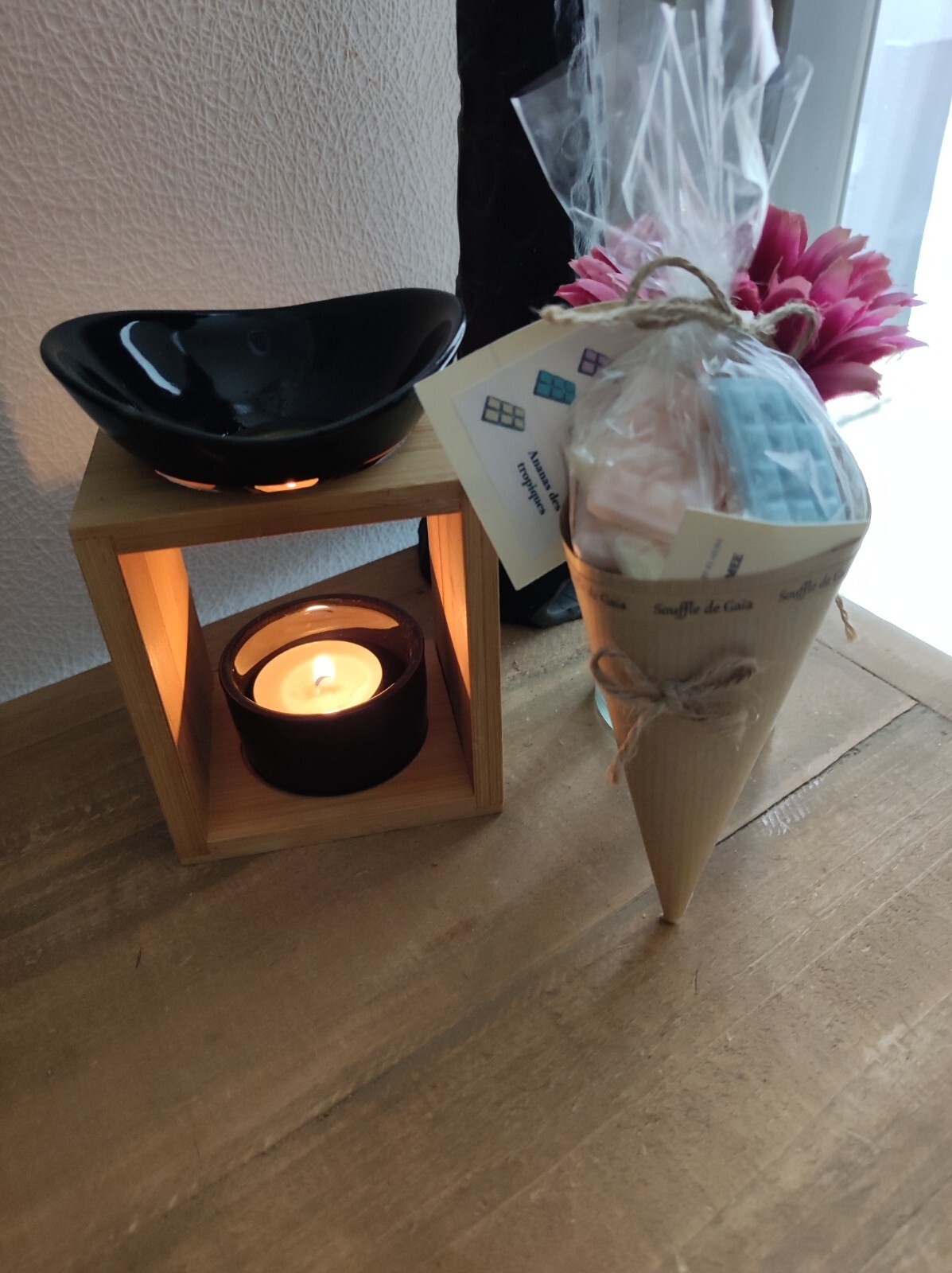 Diffuseur de parfum au design épuré et cornet de fondant parfumé artisanal coulés main