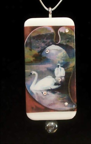 SCHÖNER SCHWÄNE DOMINO ANHÄNGER MIT KORDEL UND GESCHENKBOX - Bild 1 von 2