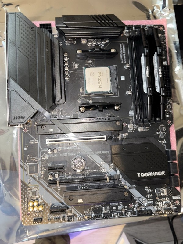 MSI MAG B550 Tomahawk MAX WiFi ATX AM4 + Ryzen 5 5600X CPU + 32GB DDR4 3200MHZ