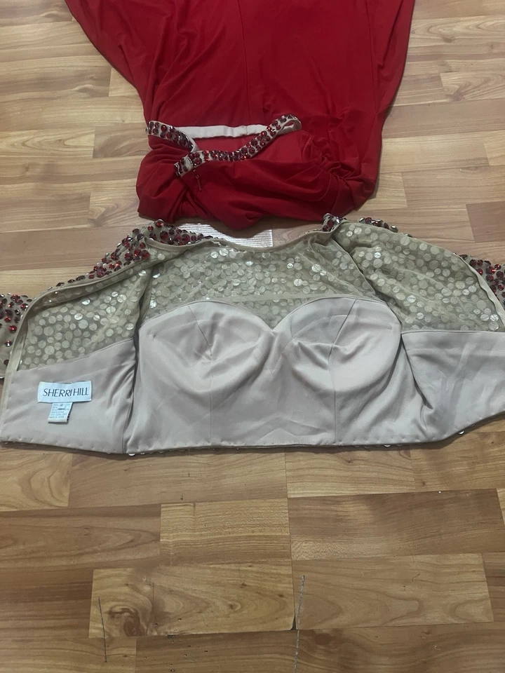 Vestido formal Sherri Hill rojo con cuentas halter espalda estilo corsé graduación talla 4 Foto 4 de 4