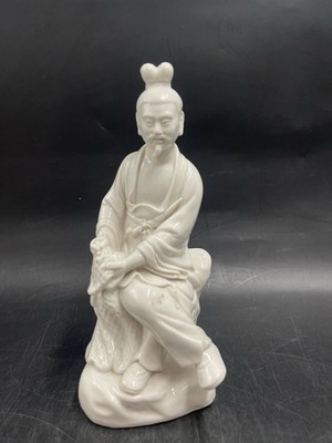 Chinesische DeHua Porzellan  Figur-sitzender alter Mann aus weißer Porzellan