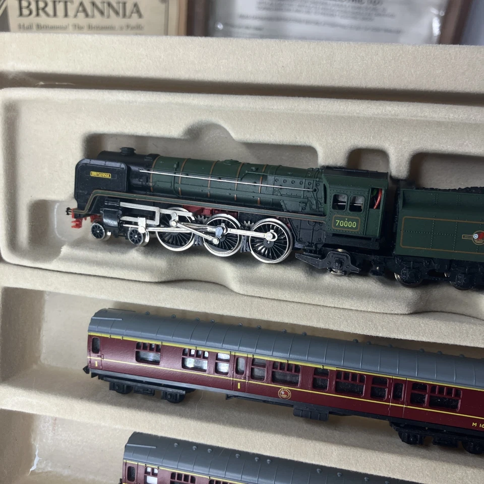 Model Power N Scale BRITANNIA 4-6-2 Steam Locomotive Rare HTF & 5 Passenger Car - Image 3 of 4