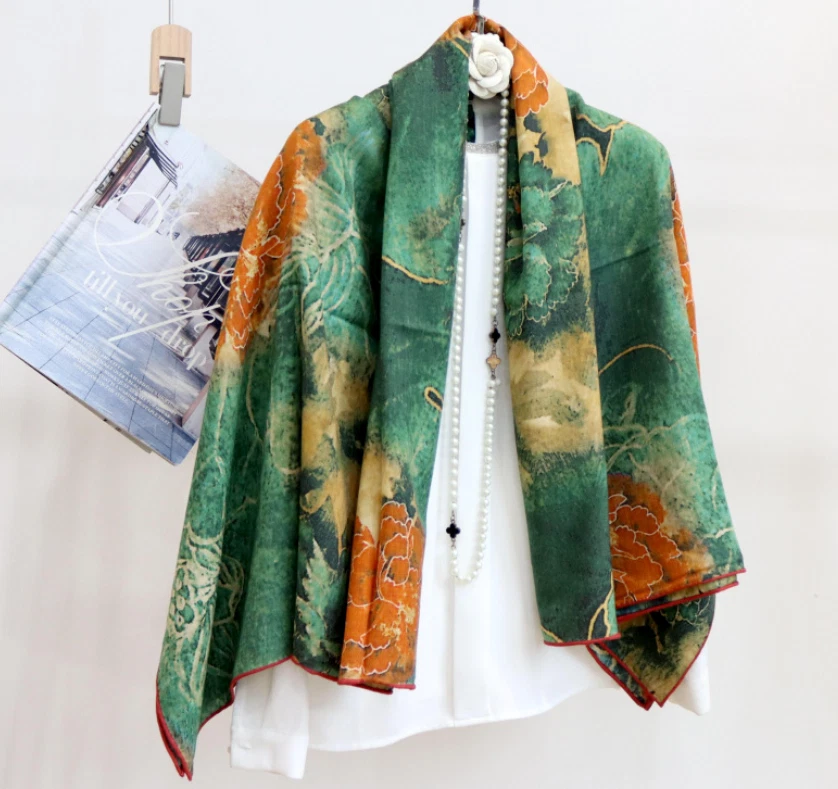 Pañuelo envolvente doble cara 70% cachemir 30% seda 135X135 cm estampado de flores rojas  Foto 2 de 4