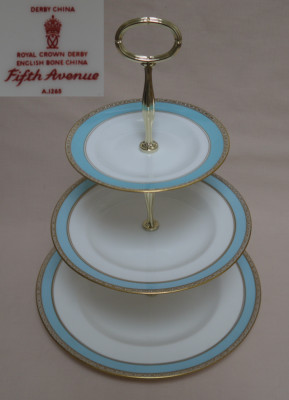 Royal Crown Derby '' Fifth Avenue '' Dreistufig Kuchenständer