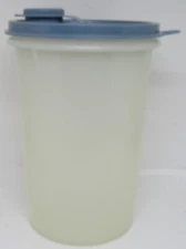 Vintage Tupperware Clear Blue Lidded 321-5 Pour Spout Pitcher.