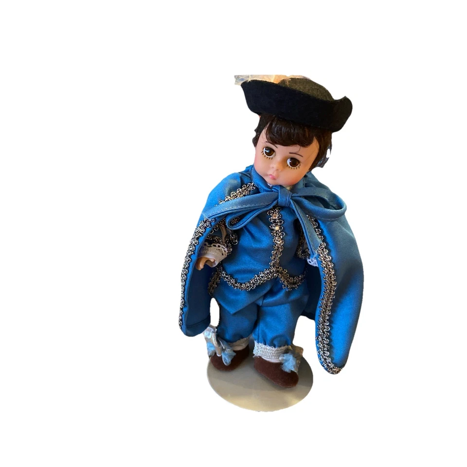 Muñeca Gainsborough’s Blue Boy de Madame Alexander 8 pulgadas con soporte y caja Foto 2 de 4