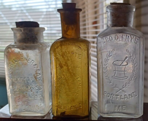 Antique LH WHITE, GEO C FRYE, W&R WARNER & CO Medicine Bottles - Set of 3 - Zdjęcie 1 z 3