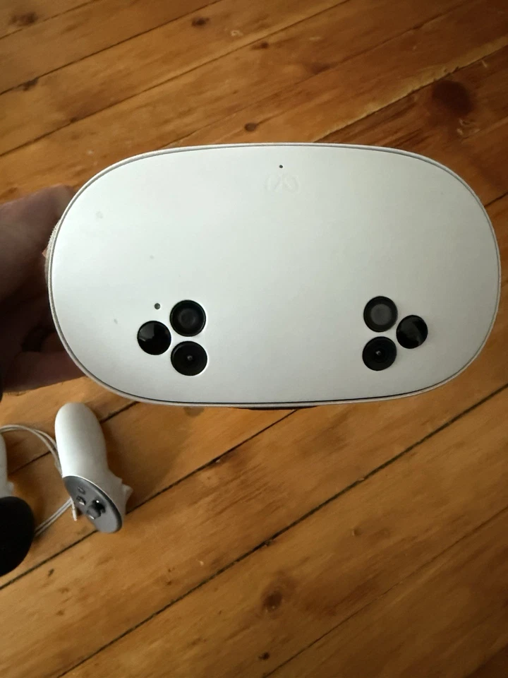 Occulus Meta Quest 3S Virtual Reality Headset with Strap and Controllers 128GB - Image 3 of 4