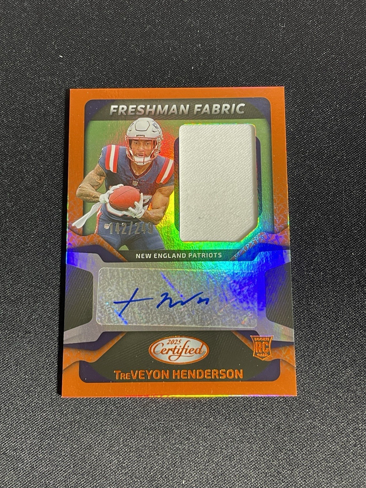 2025 Certified Freshman Fabric Auto Orange /249 Treveyon Henderson FBC-TIN RC 🏈