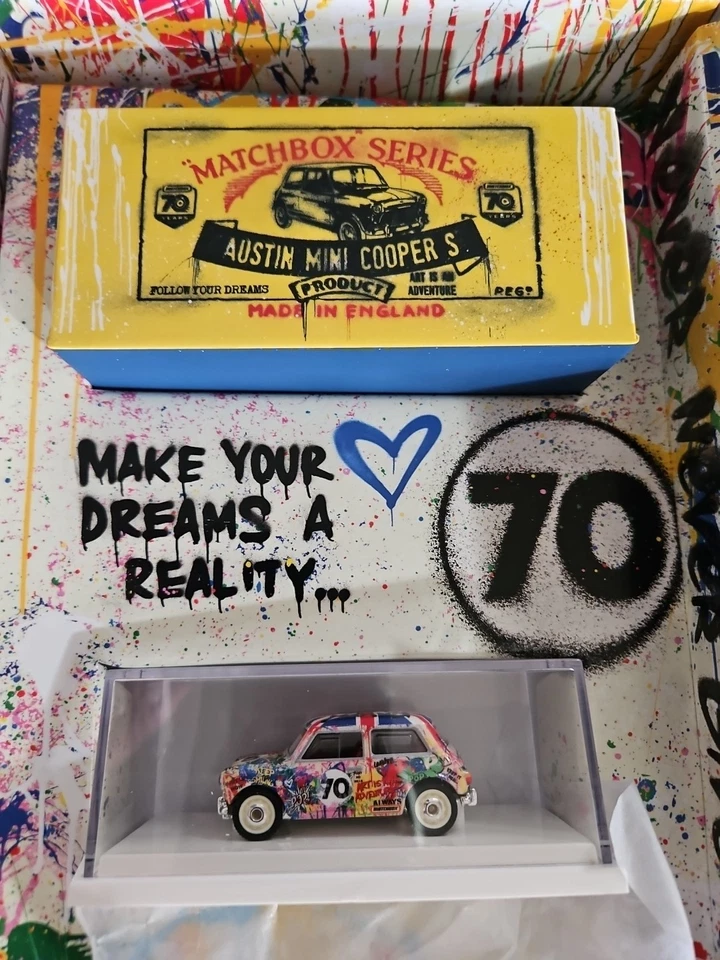 Mattel Creations Matchbox x Mr Brainwash 1964 Austin Mini Cooper S Grafitti Foto 4 de 4