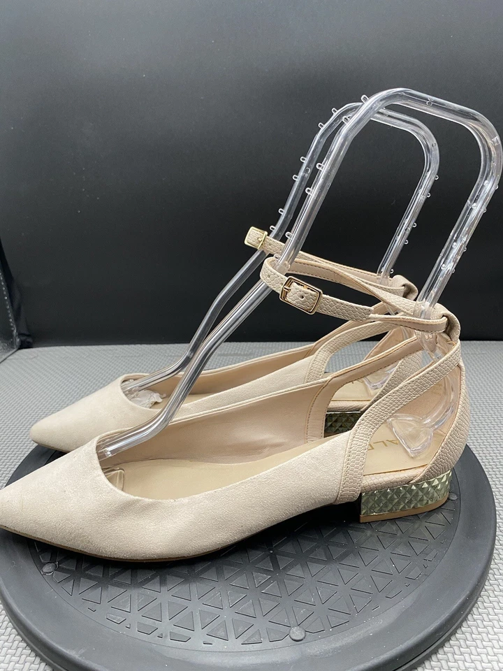 Zapatos planos Aldo para mujer 8 beige gamuza tacón bloque correa en el tobillo punta cómoda Foto 3 de 4