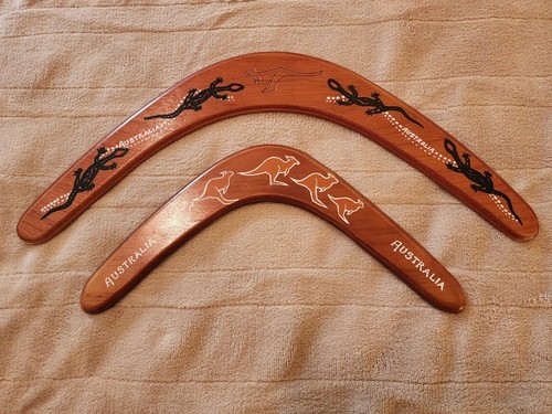 Holz Bumerangs aus Australien - einer groß - einer klein - mit bemalten Logo Designs