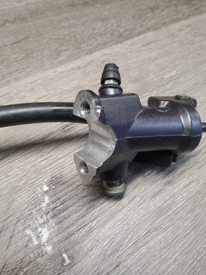 2008 08 07-08 Yamaha YZF-R1 YZFR1 depósito de cilindro maestro de freno delantero  Foto 3 de 4