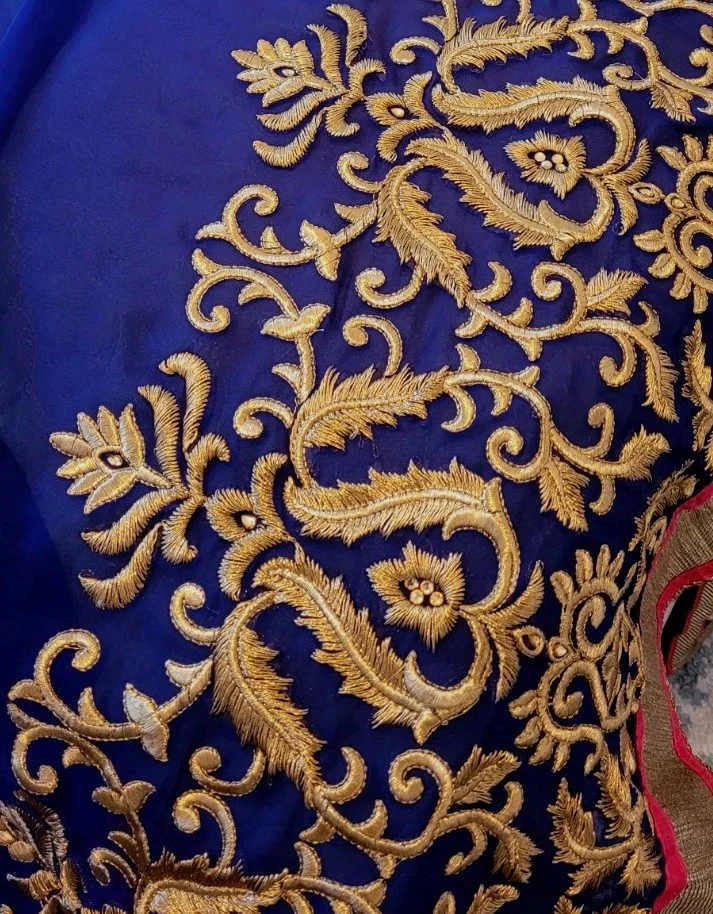 Medio/medio sari, patli azul oscuro y pallu rosa naranja sombreado, borde pesado Foto 4 de 4