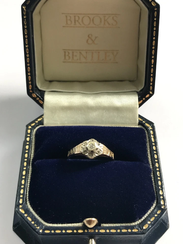 9ct Gold Diamond Cluster Ring Gold Patterned 1980 Vintage Ring Size N 1/2 - Image 2 of 4