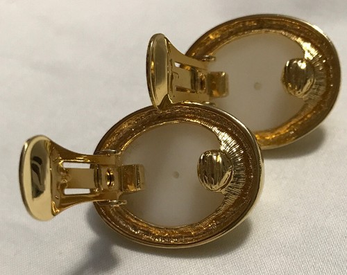 Vintage KJL Kenneth Jay Lane Faux Pearl Goldtone Oval Clip On Earrings - Picture 11 of 11