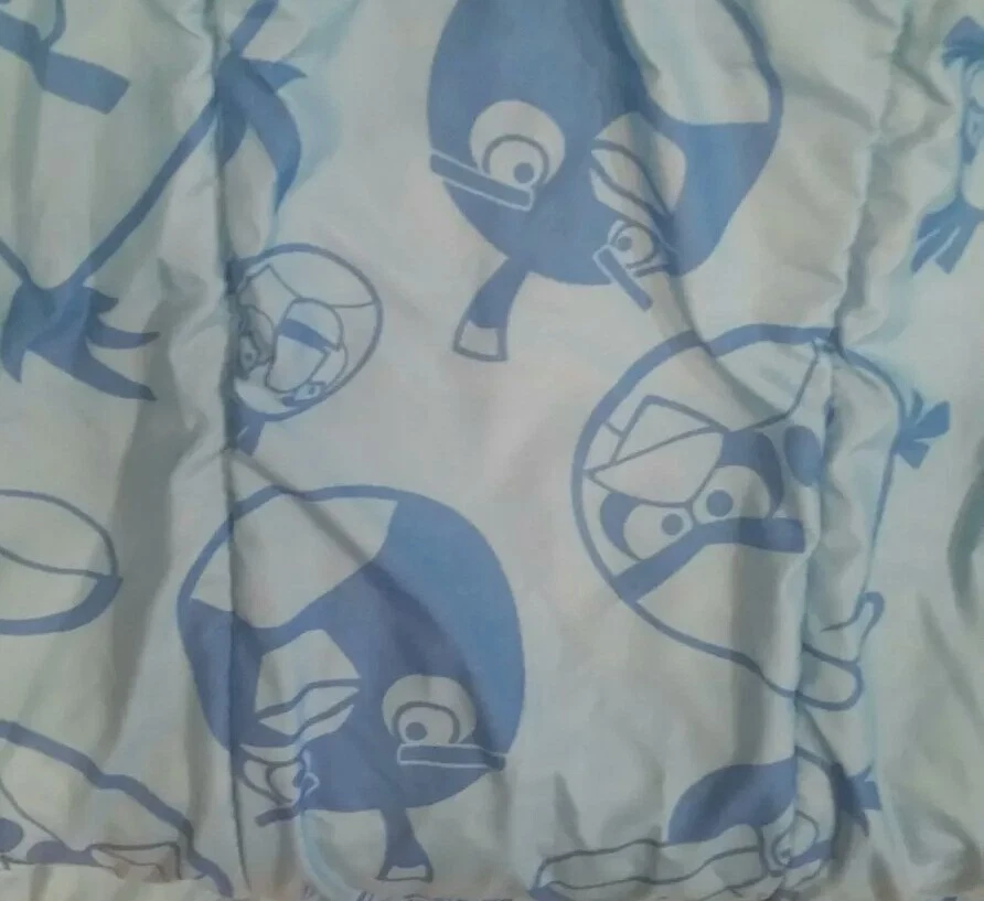 Edredón doble Angry Birds 80"×58" azul reversible Foto 4 de 4