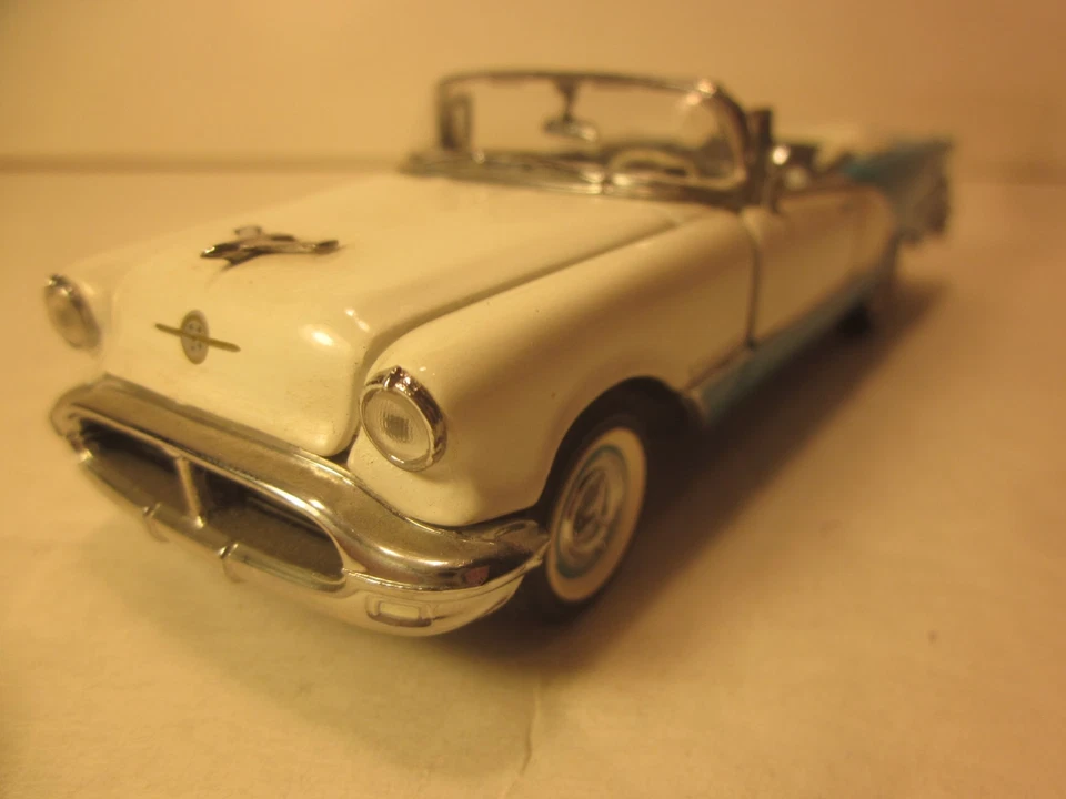 FRANKLIN  MINT 1/43 DIECAST "1956 OLDSMOBILE STARFIRE CONV., CLASSIC '50s SERIES - Image 4 of 4