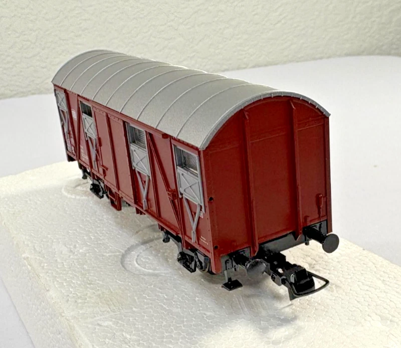 HO Scale ROCO 46266 DB Covered Freight Car w/ Sliding Windows - Image 3 of 4