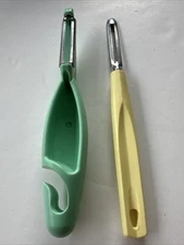 2 Vegetable Potato Peeler Stainless Steel Blade 1 Green And 1 Yellow Handle