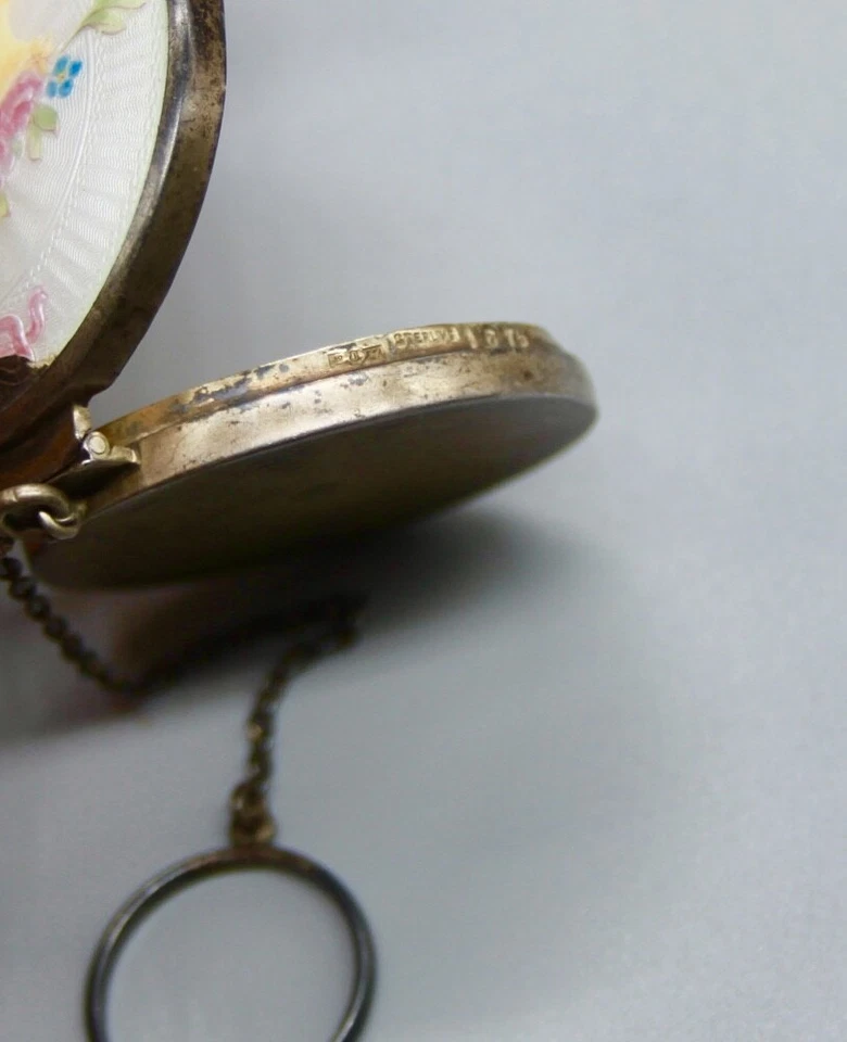 Caja Compacta Pastilla Esmalte Guilloche Plata Serling con Cadena y Anillo para Dedos  Foto 2 de 4