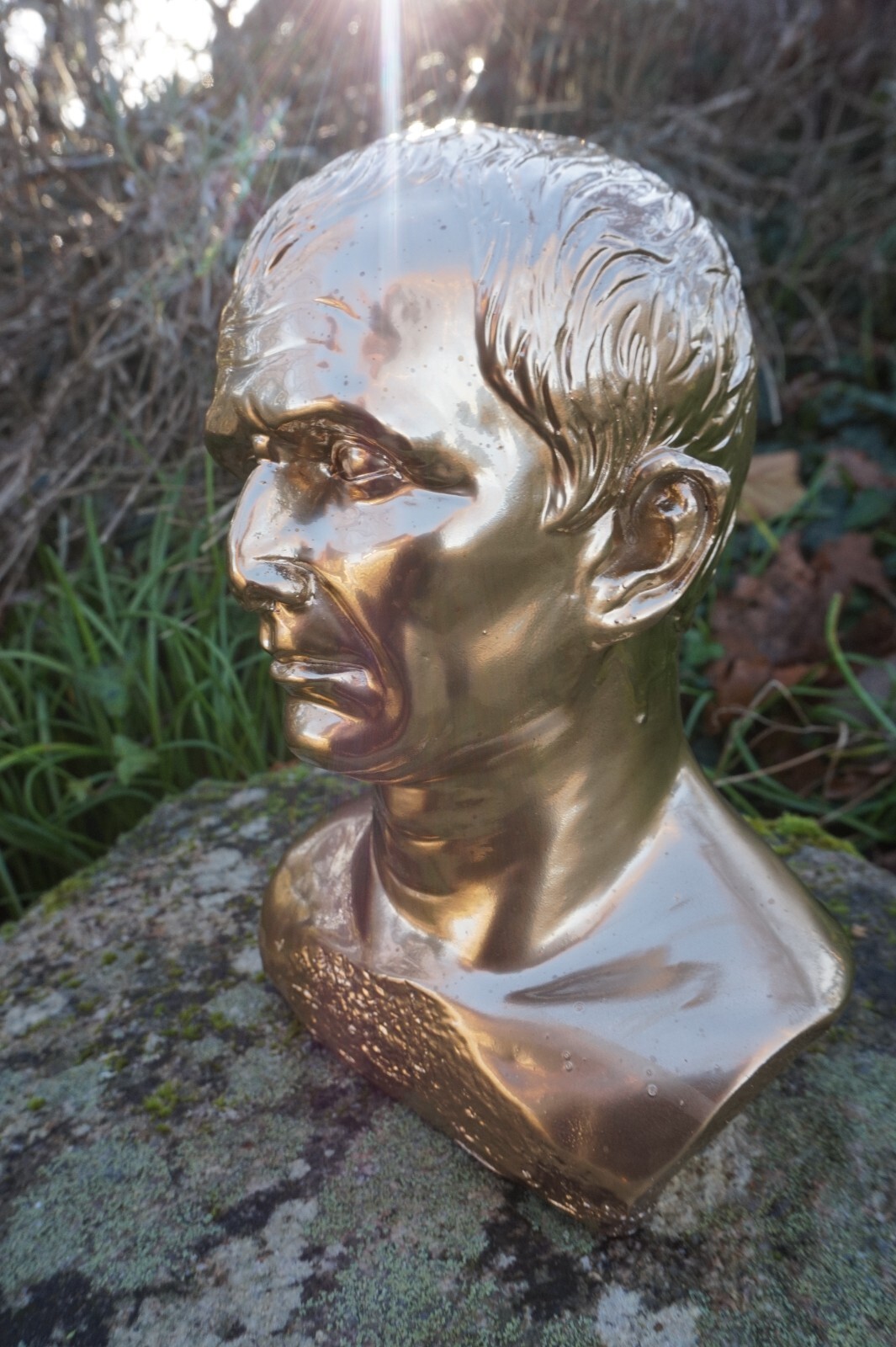 Figurine de Jules César or pour sublimer une bibliothèque classique