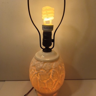 Vintage Alacite Aladdin Milk Glass Table Opalescent Ivory Lamp oakleaves Pattern