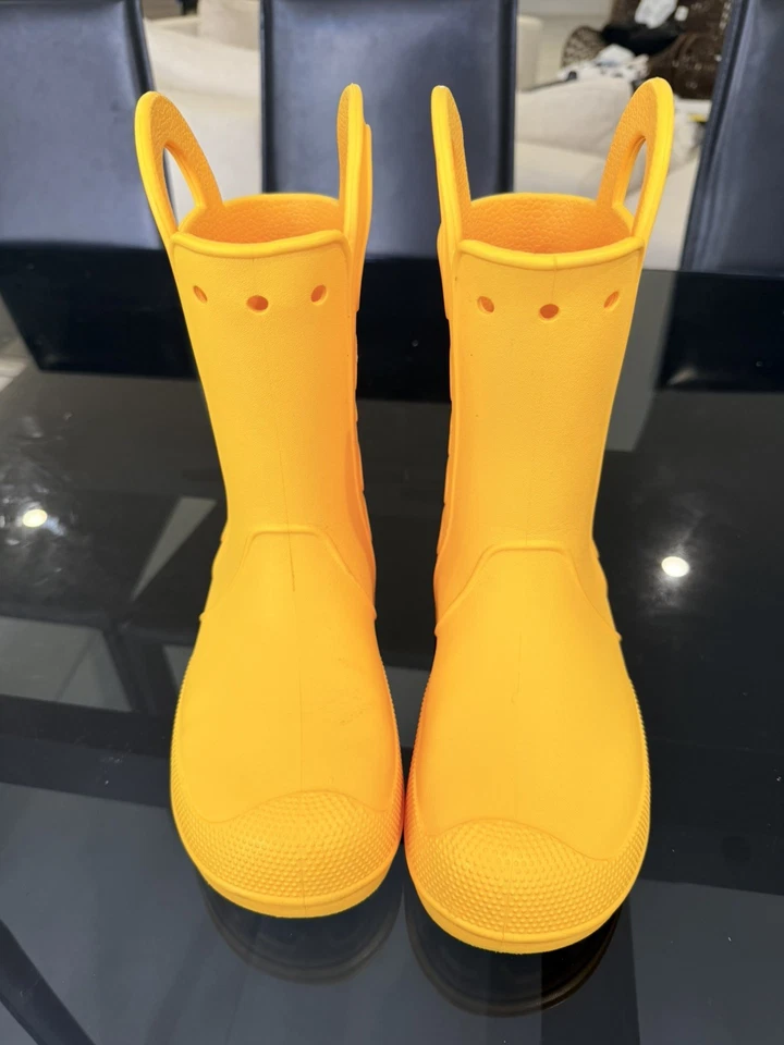 Botas de lluvia Crocs Handle It para mujer, amarillas, talla 6 Foto 2 de 4