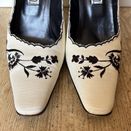 Vintage Moschino Cream Black Embroidered Square Toe Cube Heel EU36 - Picture 2 of 13