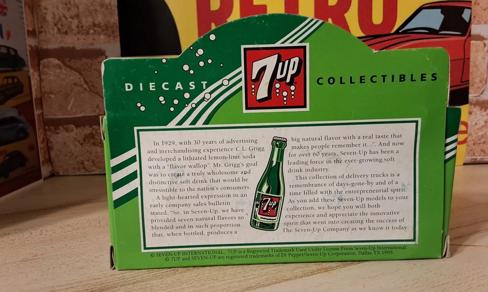 Lledo 71006 1959 Morris LD150 Van  - 7up - Retro Branded Packaging  - Image 4 of 4