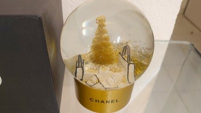 CHANEL WEIHNACHTSSCHNEEKUGEL - Goldener Tannenbaum von CHANEL