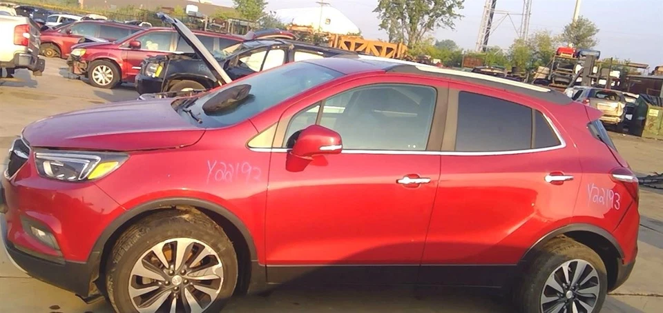 13-17 18 2019 20 Chevy Trax Rear Driver LH Door Handle in GCS Red w/ Chrome Trim Foto 4 de 4