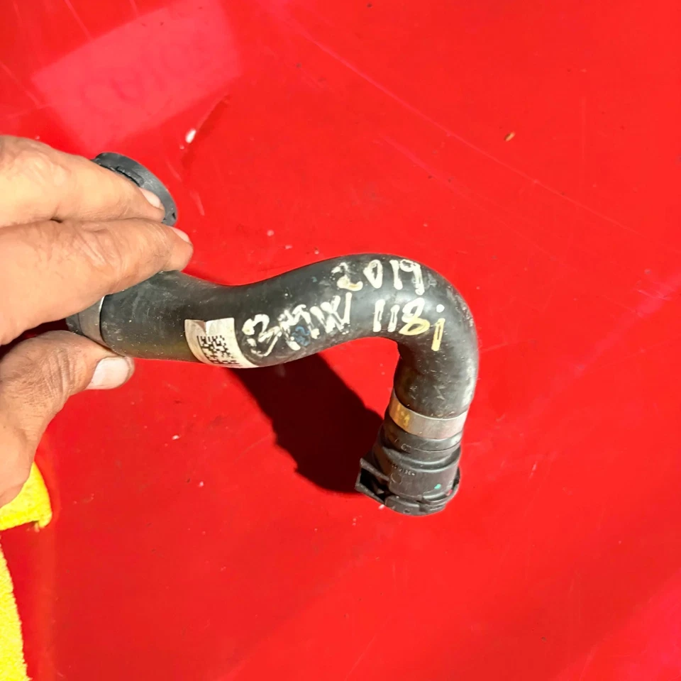 Manguera de tubo de suministro de refrigerante del motor BMW 118i 2019 Foto 2 de 4