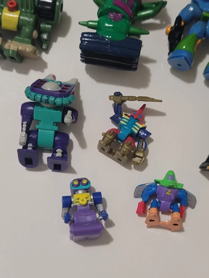 29 Vintage Z-Bots Micro Machines Robot Figures Vehicles 1992 1993 Lot - Image 3 of 4