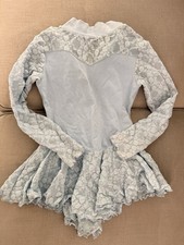 By Melissa Dziewczęca sukienka łyżwiarska rozm. duża jasnoniebieska z koronkowymi akcentami!