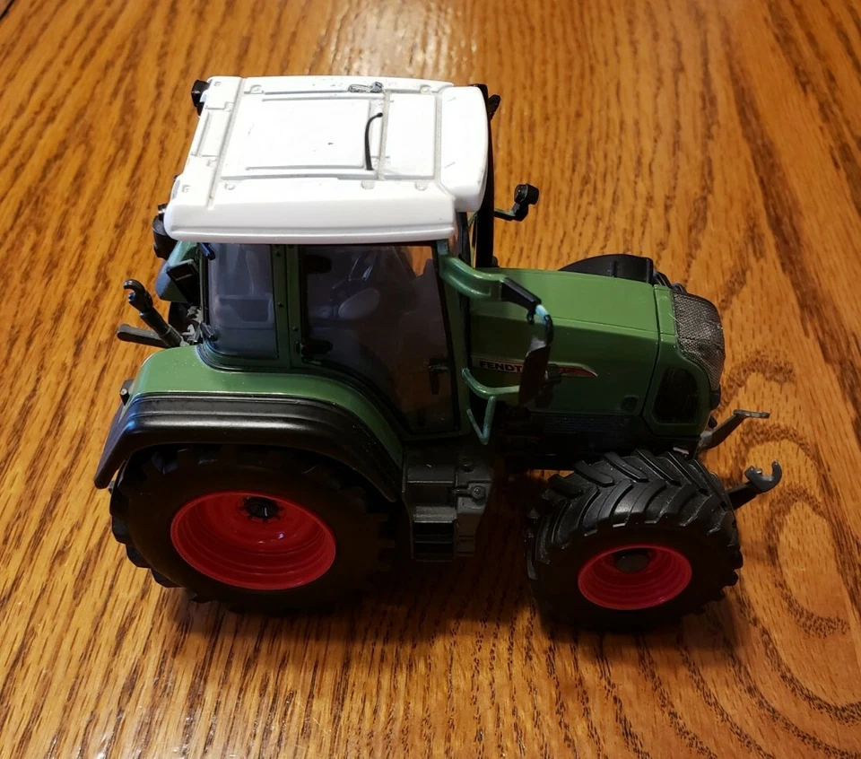 FENDT 415 VARIO SCALE 1/32 UNIVERSAL HOBBIES DIE CAST METAL TOY TRACTOR PREOWNED - Image 3 of 4