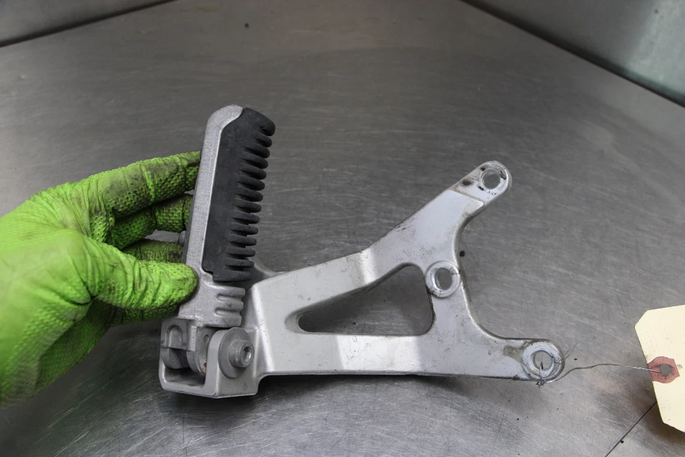 93-98 Suzuki GSXR1100W GSXR1100 Rear Right Passenger Peg Bracket — 第 2/4 张图片