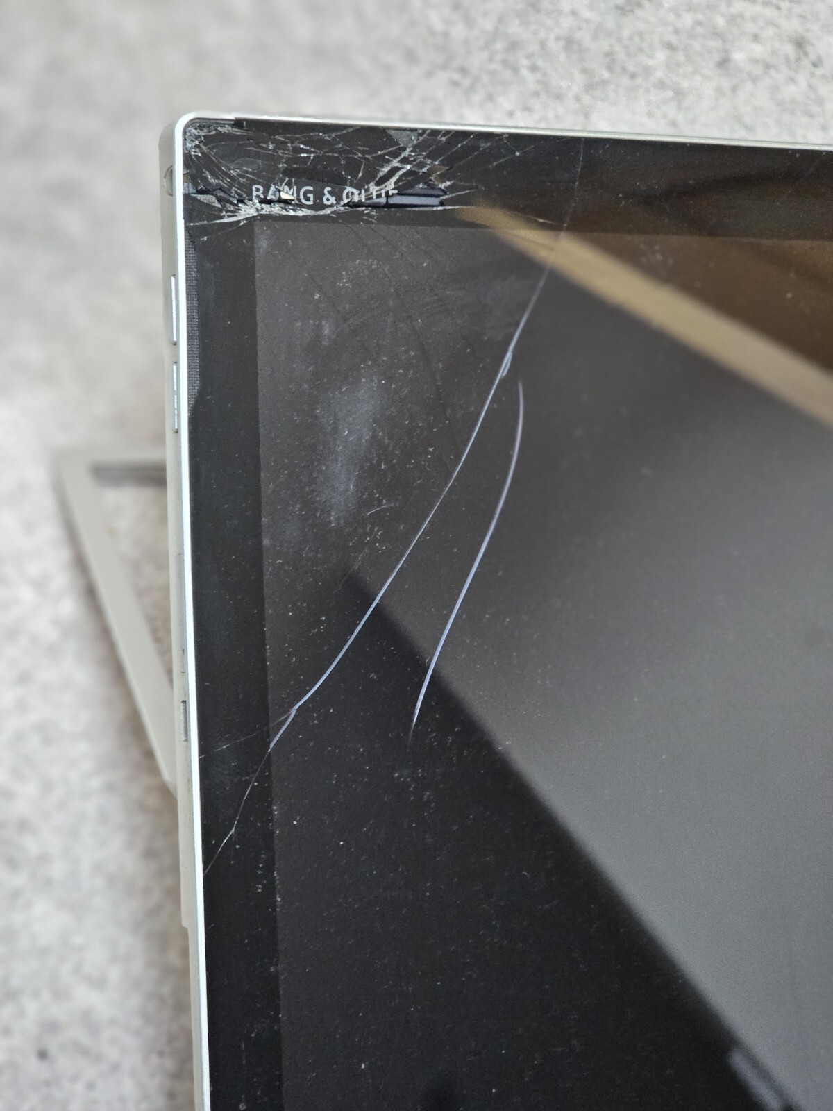 HP Elite X2 1013 G3 tablet, i58350U, 8GB RAM, 256GB, CRACKED SCREEN