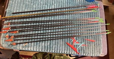 12 Beman/Hunter 60/80 Hunting & Practice Arrows 5 Complete, 3 Missing 1 Blade,