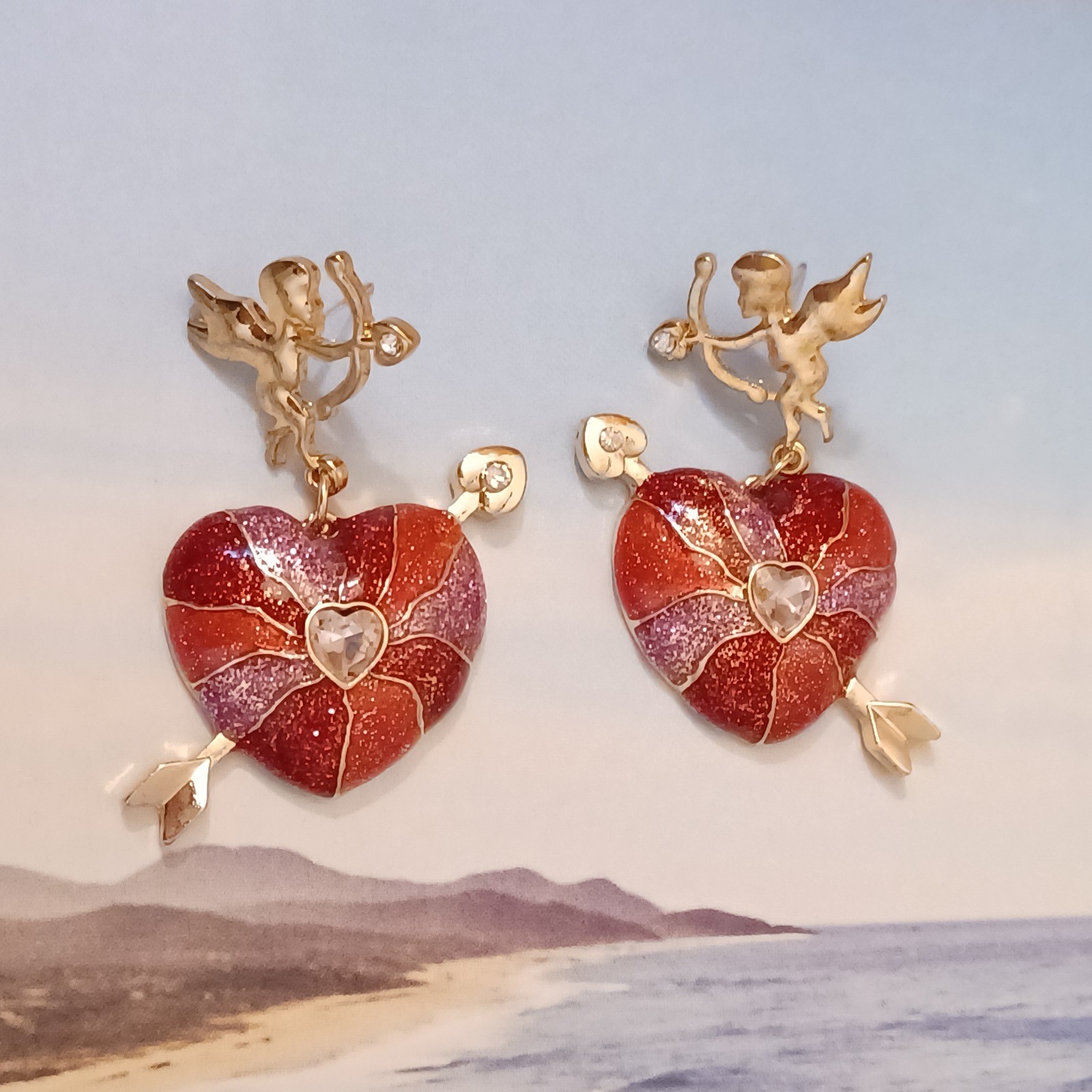Boucles d'oreilles Coeur cupidon Betsey Johnson avec cristaux et émail rouge