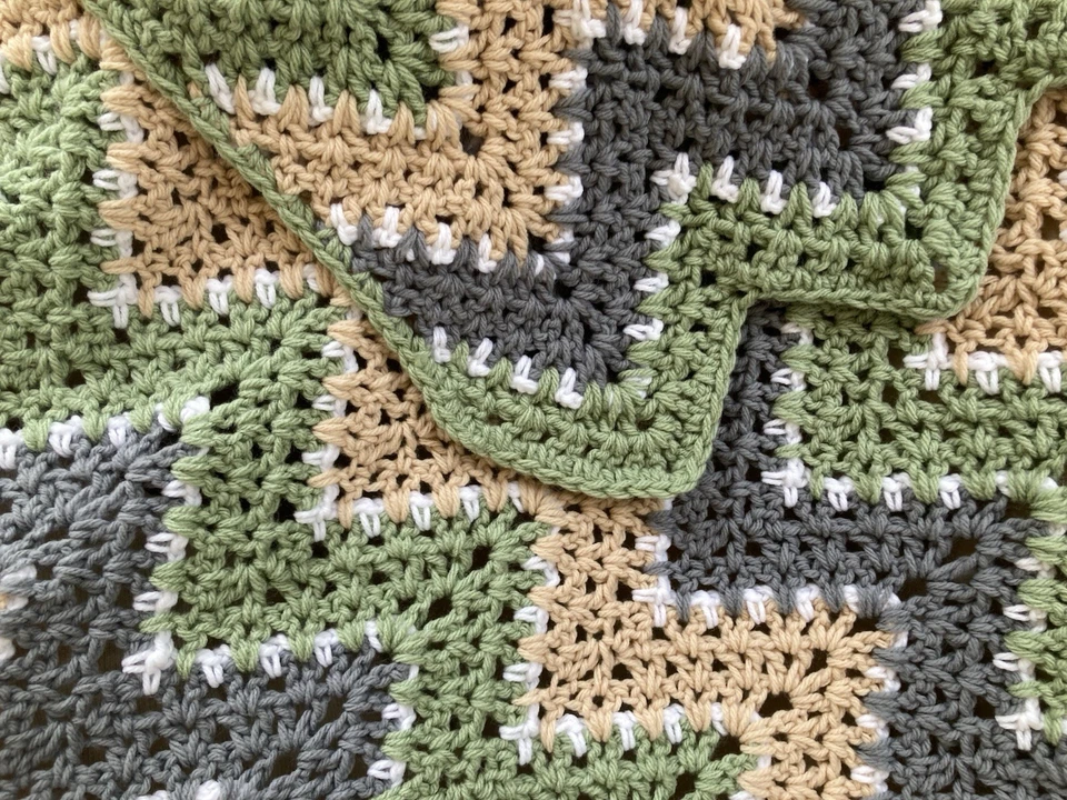 NUEVA MANTA AFGANA HECHA A MANO ganchillo tiro en V gris verde tostado blanco aprox 55”x40” Foto 2 de 4