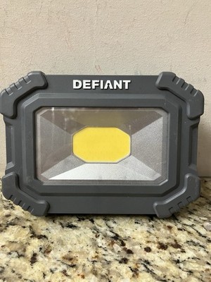 Defiant Magnetic Utility Light Plastic Black Gray AA batteries included