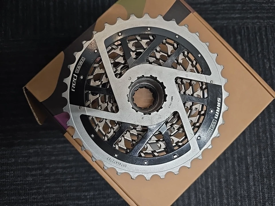 Cassette de bicicleta de carretera rojo SRAM CS-XG-1290-E1 10-36t 12 velocidades plateado solo XDR  Foto 3 de 3